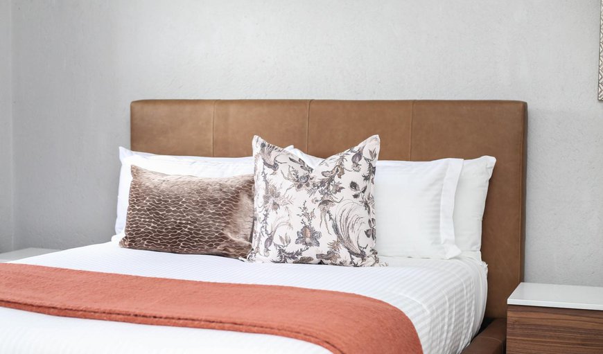 Deluxe Room with Shower: Bed