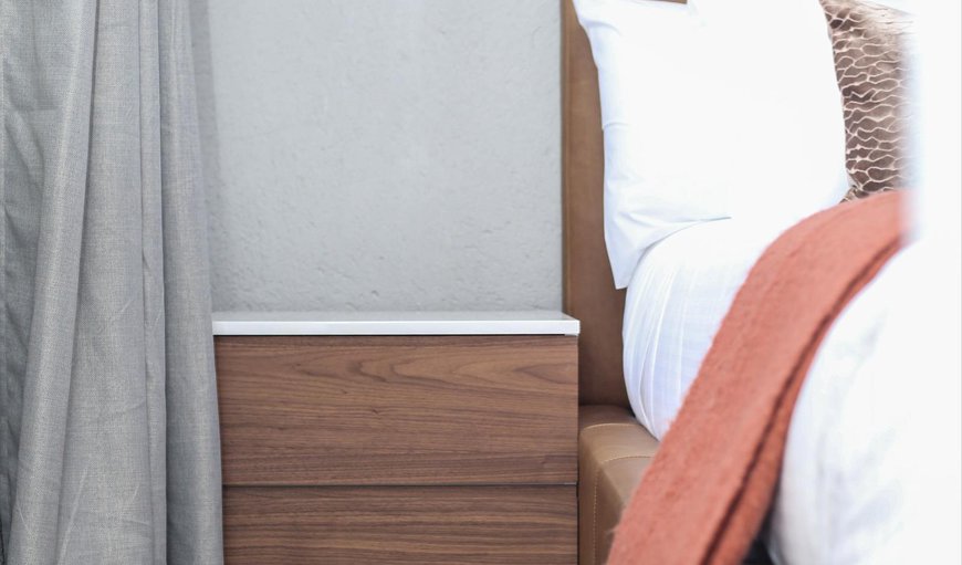 Deluxe Room with Shower: Bed