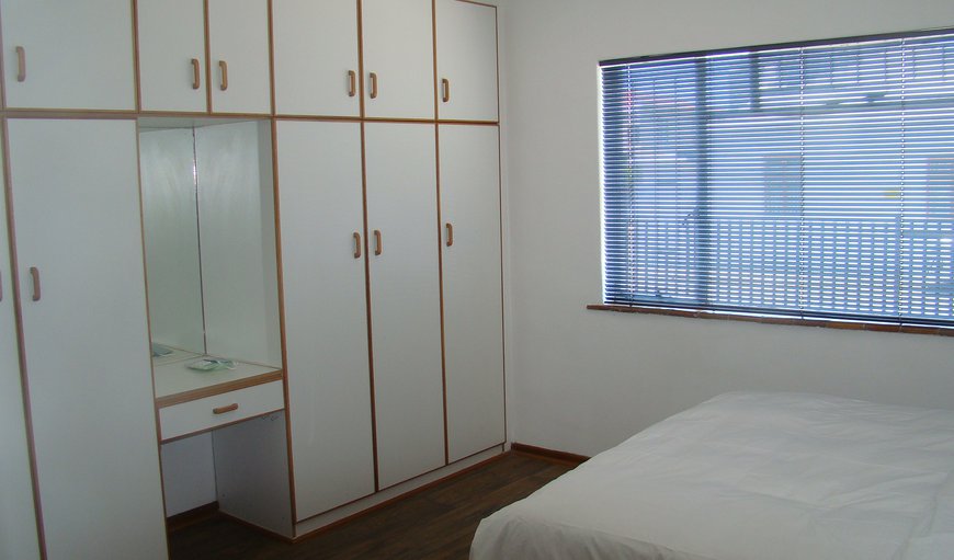 Self Catering Apartment: Blind in bedroom