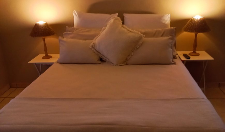 Little Flora Guest Accommodation: Bedroom with a queen size bed
