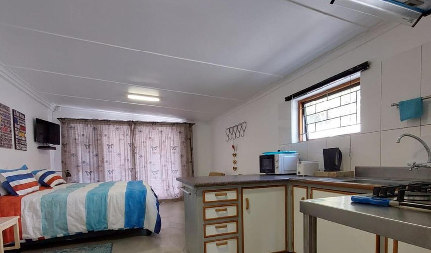 Studio Unit: Studio - Open plan kitchenette and sleeping area