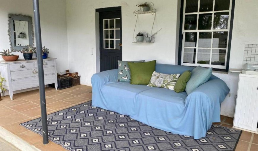 One-Bedroom Apartment: One-Bedroom Apartment - Outside seating