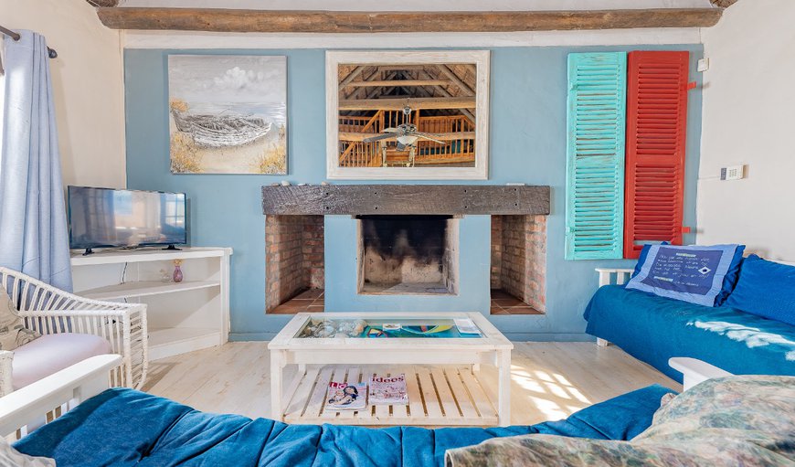 Lounge/Living area with indoor fireplace
