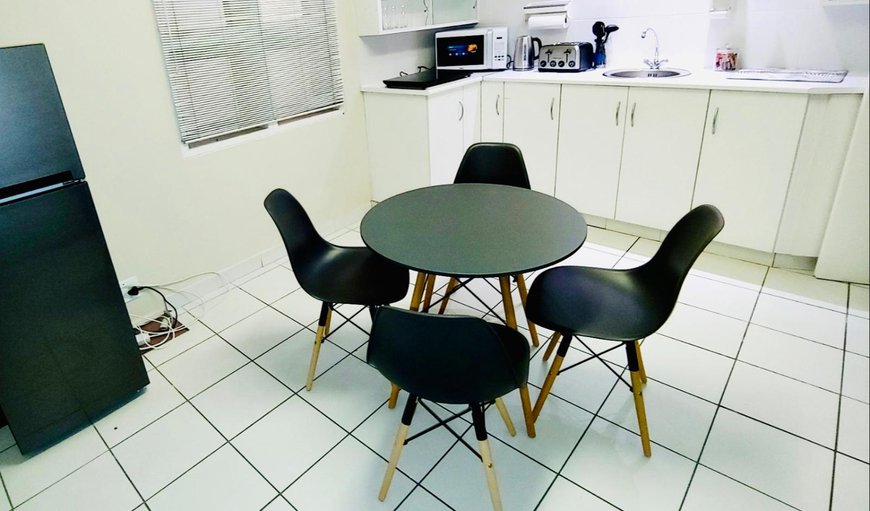 HOTEL VIBES CAPE TOWN UNIT 1: Kitchenette