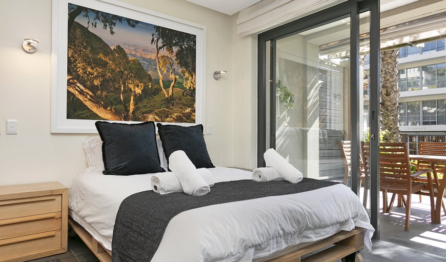 Faulconier 004: Bedroom with a queen size bed