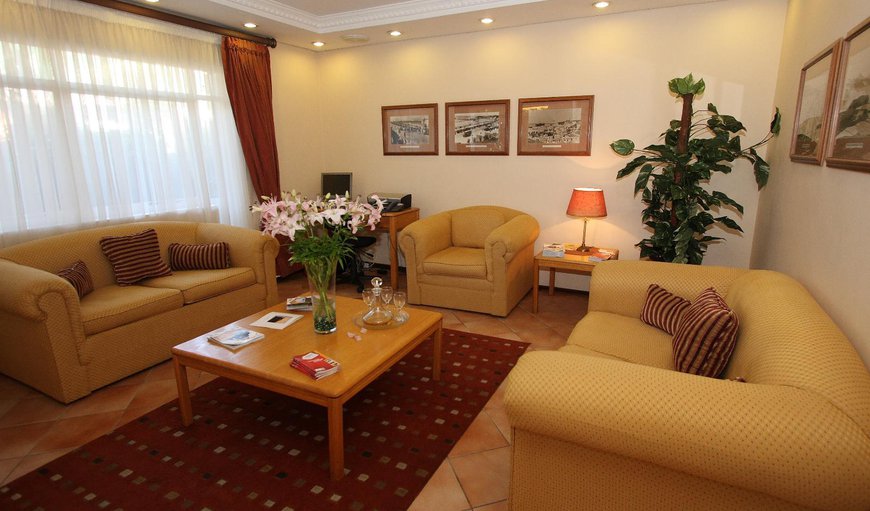 3 Bedroom Apartment: 3 Bedroom Apartment - Lounge area
