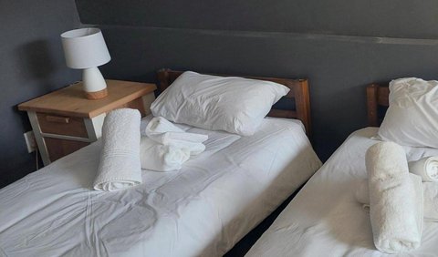 Standard Twin Room: Bed