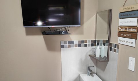 Standard Single Room with Shower: TV and multimedia