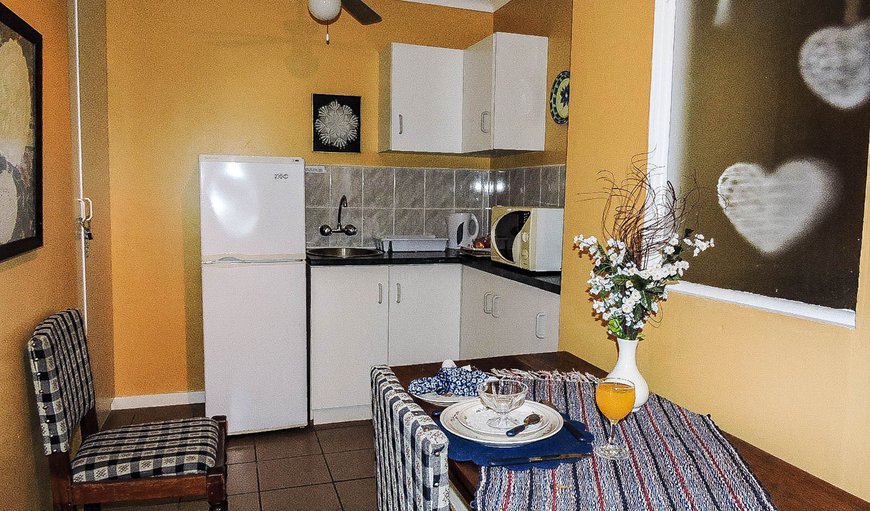 Amzee Self Catering: Kitchenette in Amzee Unit