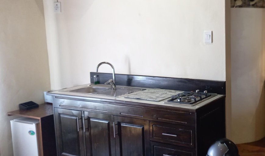 Room 4 One-Double Bed SELF-CATERING: Kitchenette