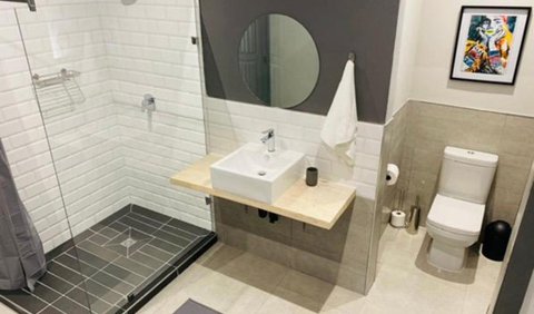 Deluxe Self-catering Apartment: Bathroom