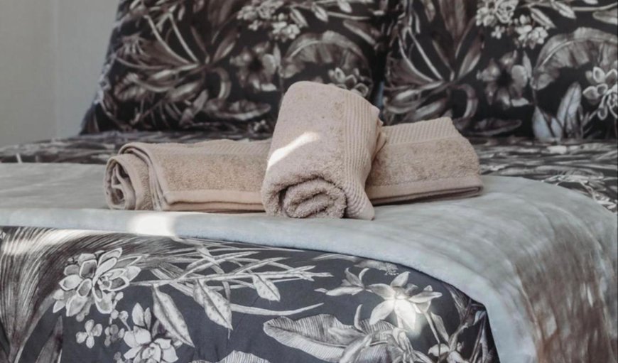 Honeymoon Room: Bed