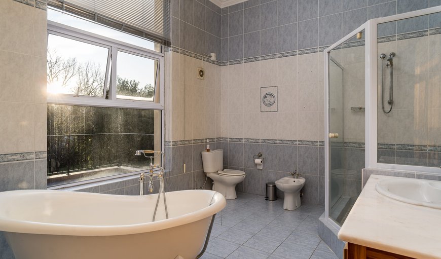 Red Victorian Mansion - Ocean View Queen: Ocean View Suite - Bathroom