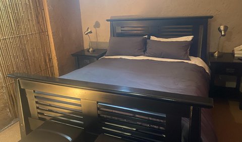 Honeymoon Suite: Bed
