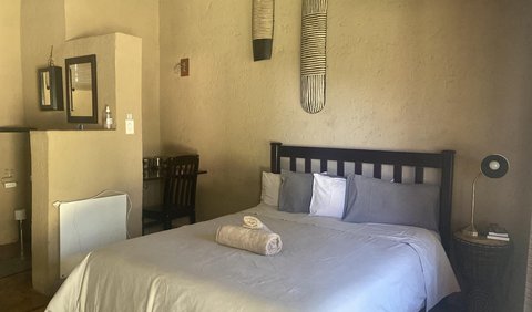Queen Room: Bed