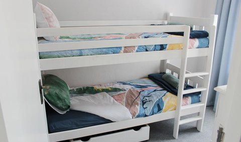 Claptons Beach 28: Room with bunk beds