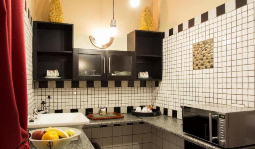 Studio on Balcony: Kitchenette