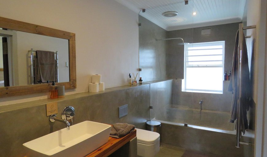 Outeniqua Room: Bathroom