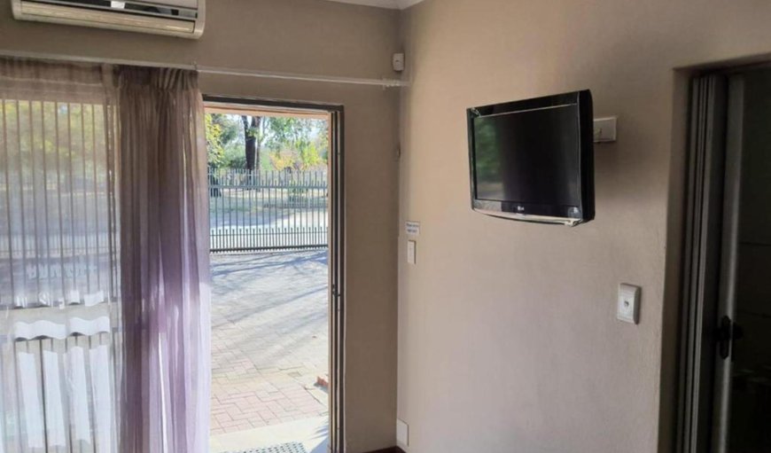 Triple Room with Shower: TV and multimedia