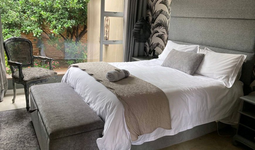 Standard Queen Room with Garden View: Urban Garden Sanctuary bedroom