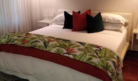 Strelitzia Suite: Bed