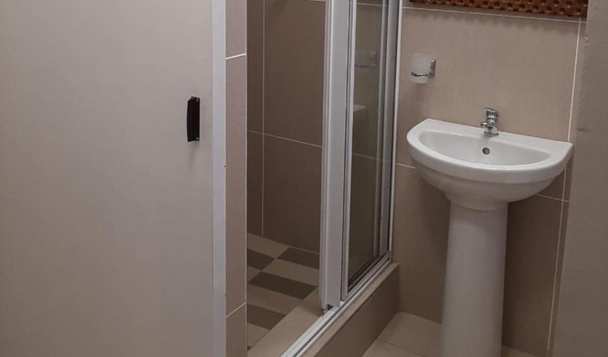Self-catering Suite 3: Shower