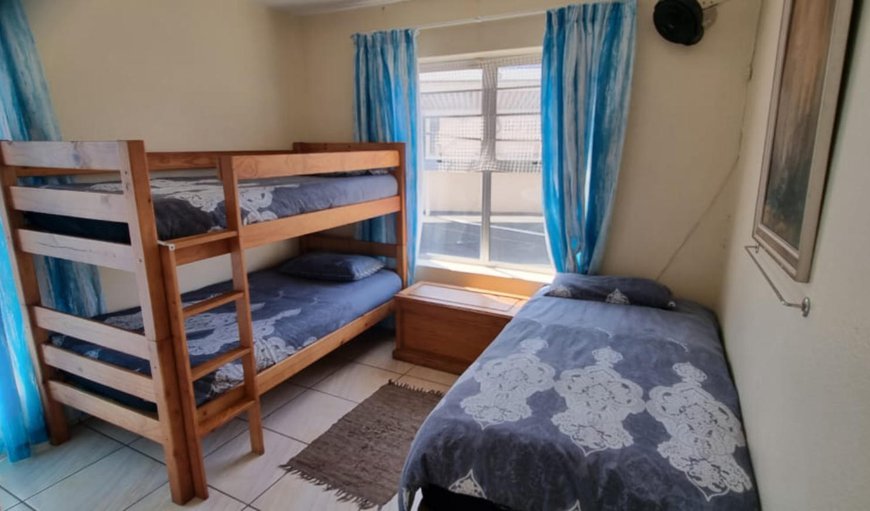 Chesapeake Bay 40: Bedroom with single and bunk beds