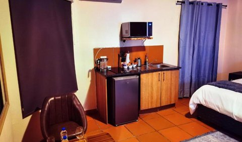 Lipizzaner Lodge| Standard Quad Room 3: Coffee/tea facilities