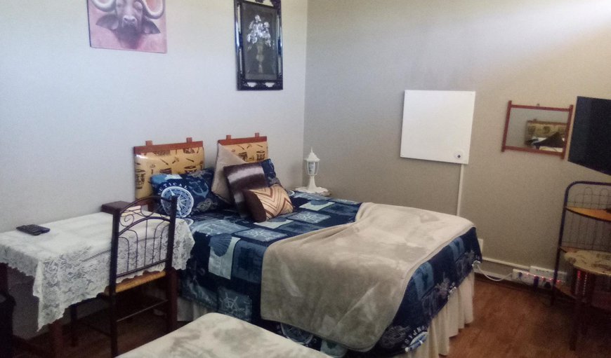 Queen Room: Bed