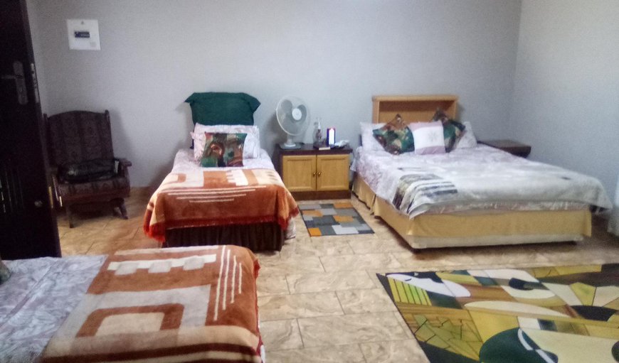 Self-catering Queen Room: Bed
