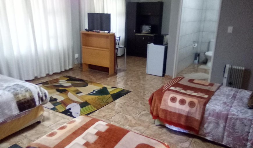 Self-catering Queen Room: Photo of the whole room