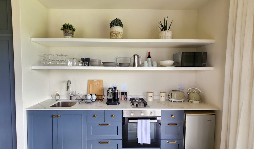 Little Prestwick on Gowrie Farm: The kitchenette is equipped with a mini-fridge and freezer, gas stove, electric oven, kettle, toaster, Nespresso coffee machine, microwave, cutlery, crockery, cookware, glassware, iron, ironing board and cleaning facilities.