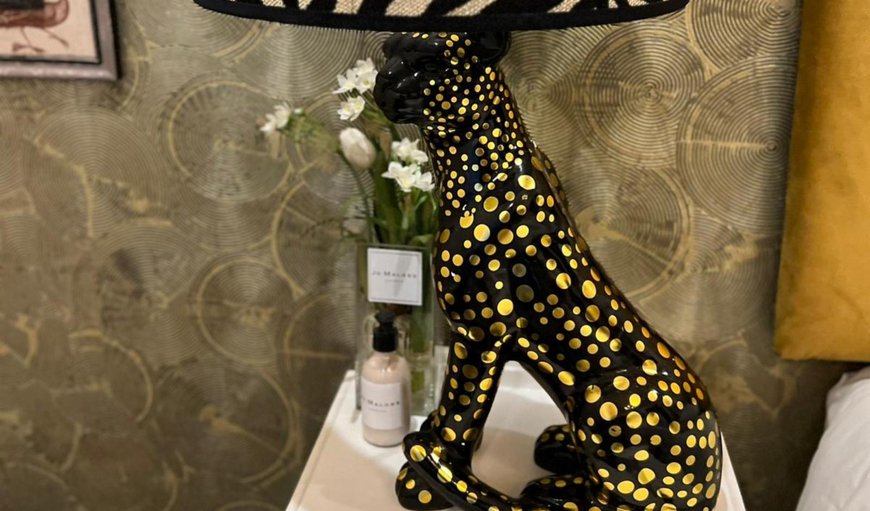 Gold Spotted Cheetah Room: Decorative detail