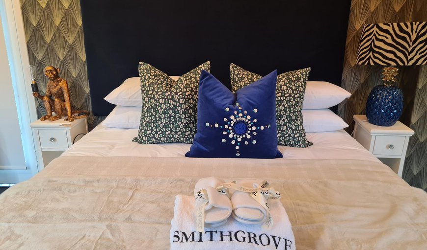 Sapphire Gold Room: Bed