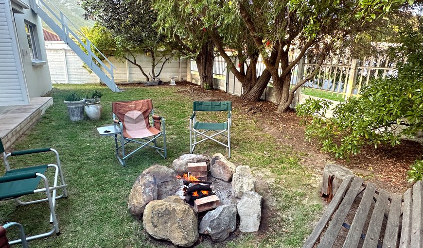 There is an outdoor fire pit in the garden. Perfect for enjoying the quiet of Onrus as you relax by the fire. There is an outdoor fire pit in the garden. Perfect for enjoying the quiet of Onrus as you relax by the fire.