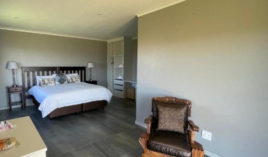 King/Twin Lake-facing Room: Bed