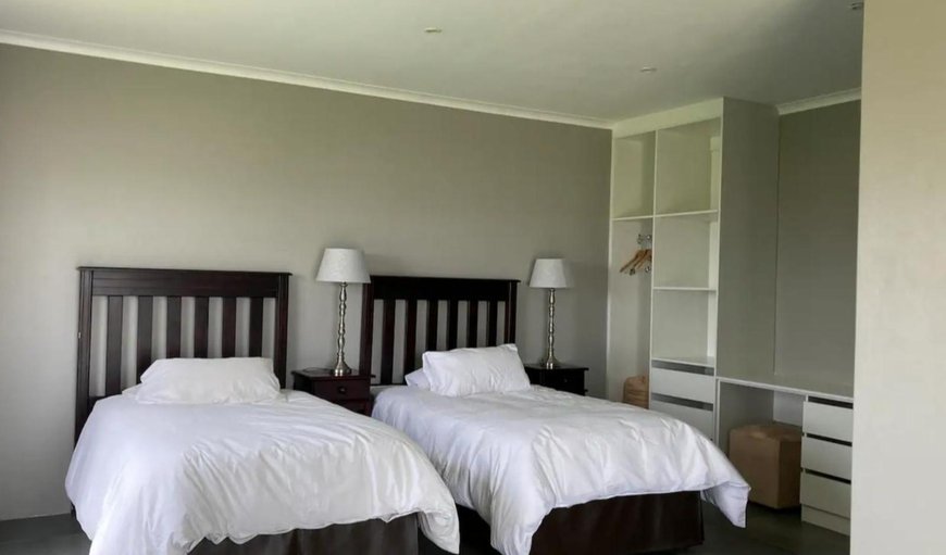 King/Twin Lake-facing Room: Bed