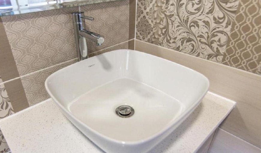 Secret Garden Suite: Bathroom