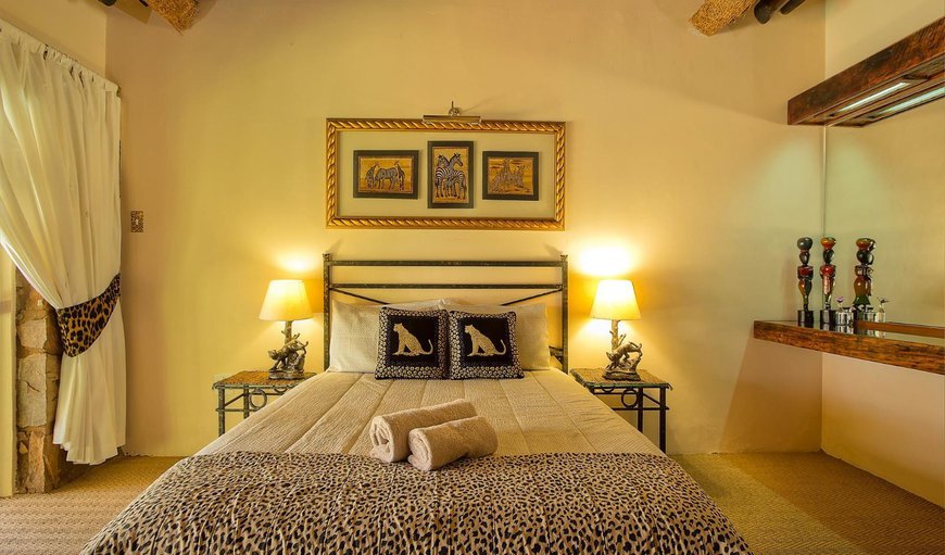 Leopard Double Room: Bed