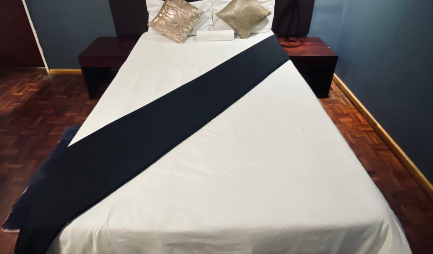 Large Double Room: Bed