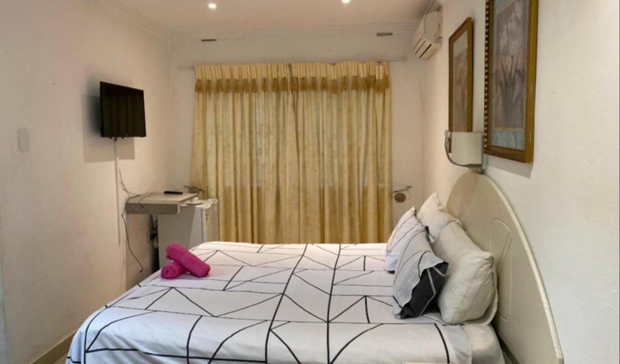 King Room with corner bath/shower: Photo of the whole room