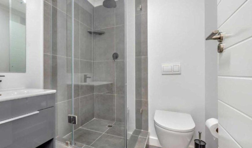 Superior One Bedroom Apartment: Shower
