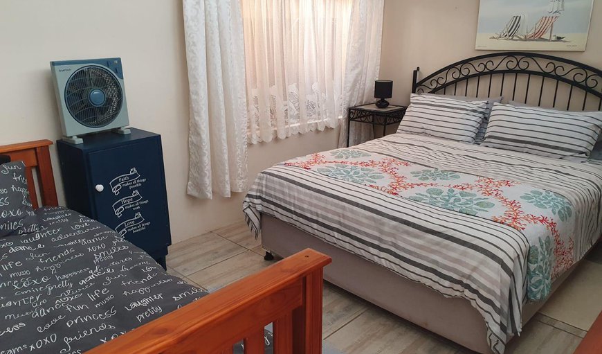 6 Sleeper Family Cottage: Bed