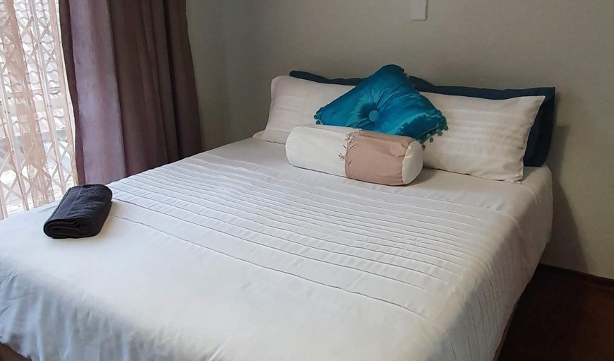 Queen Room: Bed