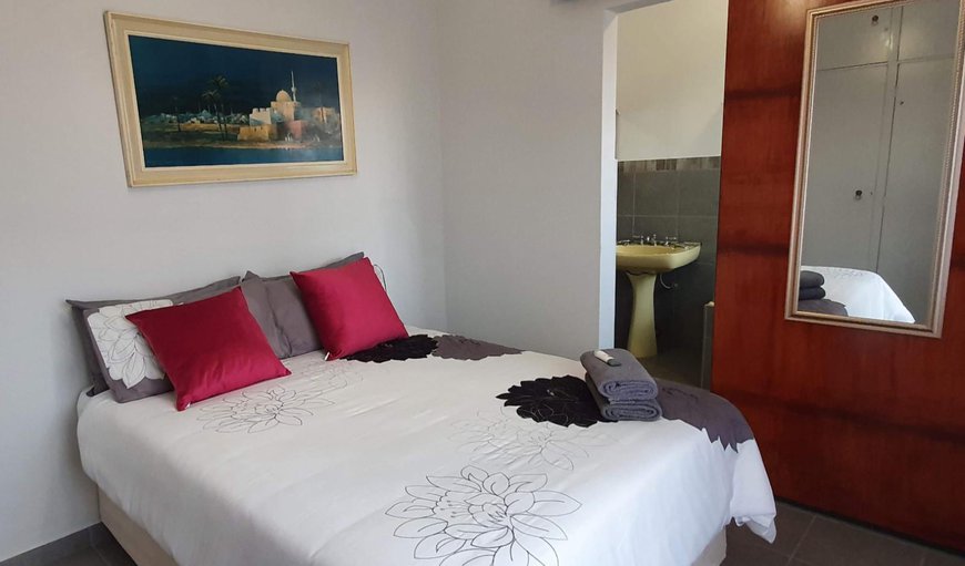 Double Room with Full  Bathroom: Bed