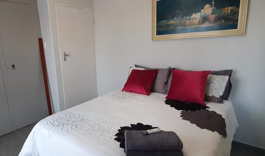 Double Room with Full  Bathroom: Bed