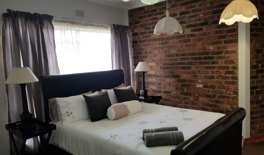 Queen Suite: Bed