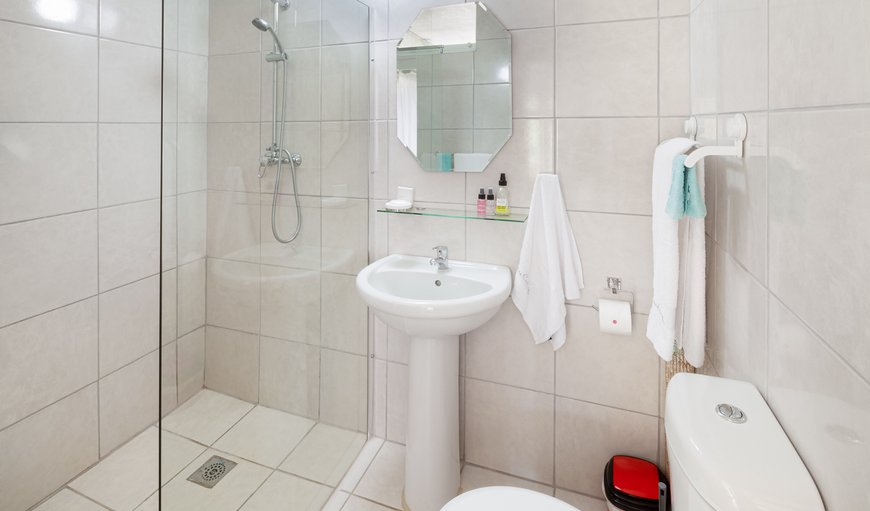 BUSINESS TRAVELLER: Room 2 - Bathroom