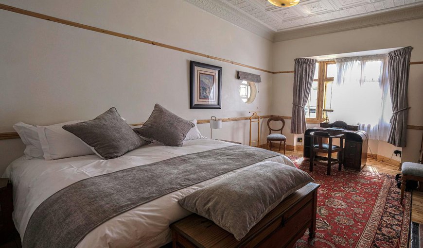 Deluxe King Room with Full En-suite: Bed