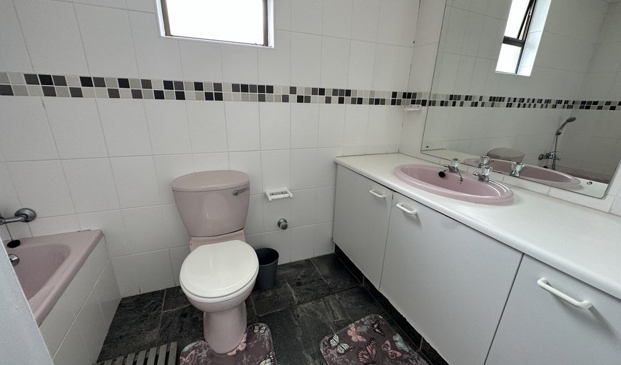 Marina 8: En Suite Bathroom